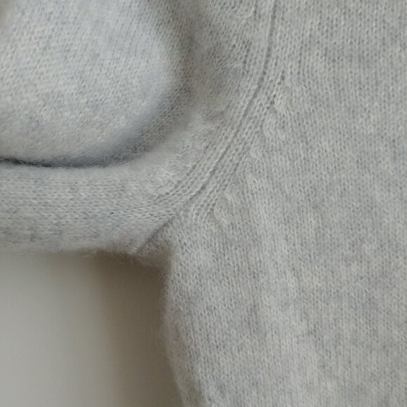 Lord + Taylor 100% cashmere light grey crewneck sweater top Medium Petite - Picture 7 of 15
